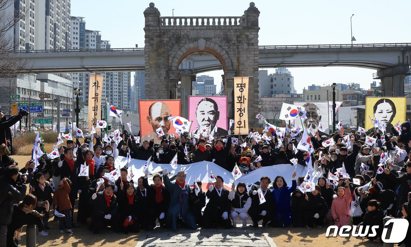 본문 이미지 - 제105주년 3·1절인 1일 오전 서울 서대문구 서대문형무소역사관에서 열린 '서대문, 1919 그날의 함성' 행사 행진을 마친 시민들이 독립문 앞에서 대한독립 만세를 외치고 있다. 2024.3.1/뉴스1 ⓒ News1 김진환 기자