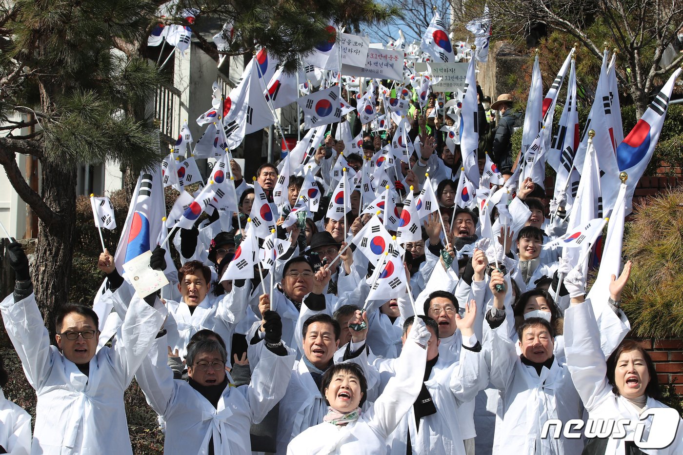 본문 이미지 - 제105주년 3·1절을 맞아 1일 오전 대구 중구 청라언덕에서 열린 '3·1만세운동 재현행사'에 참여한 1000여 명의 시민이 3·1만세운동길을 따라 행진하며 만세삼창을 하고 있다. 2024.3.1/뉴스1 ⓒ News1 공정식 기자
