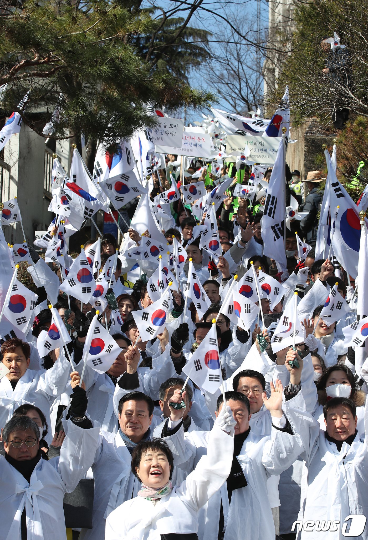 본문 이미지 - 제105주년 3·1절을 맞아 1일 오전 대구 중구 청라언덕에서 열린 '3·1만세운동 재현행사'에 참여한 1000여 명의 시민이 3·1만세운동길을 따라 행진하며 만세삼창을 하고 있다. 2024.3.1/뉴스1 ⓒ News1 공정식 기자