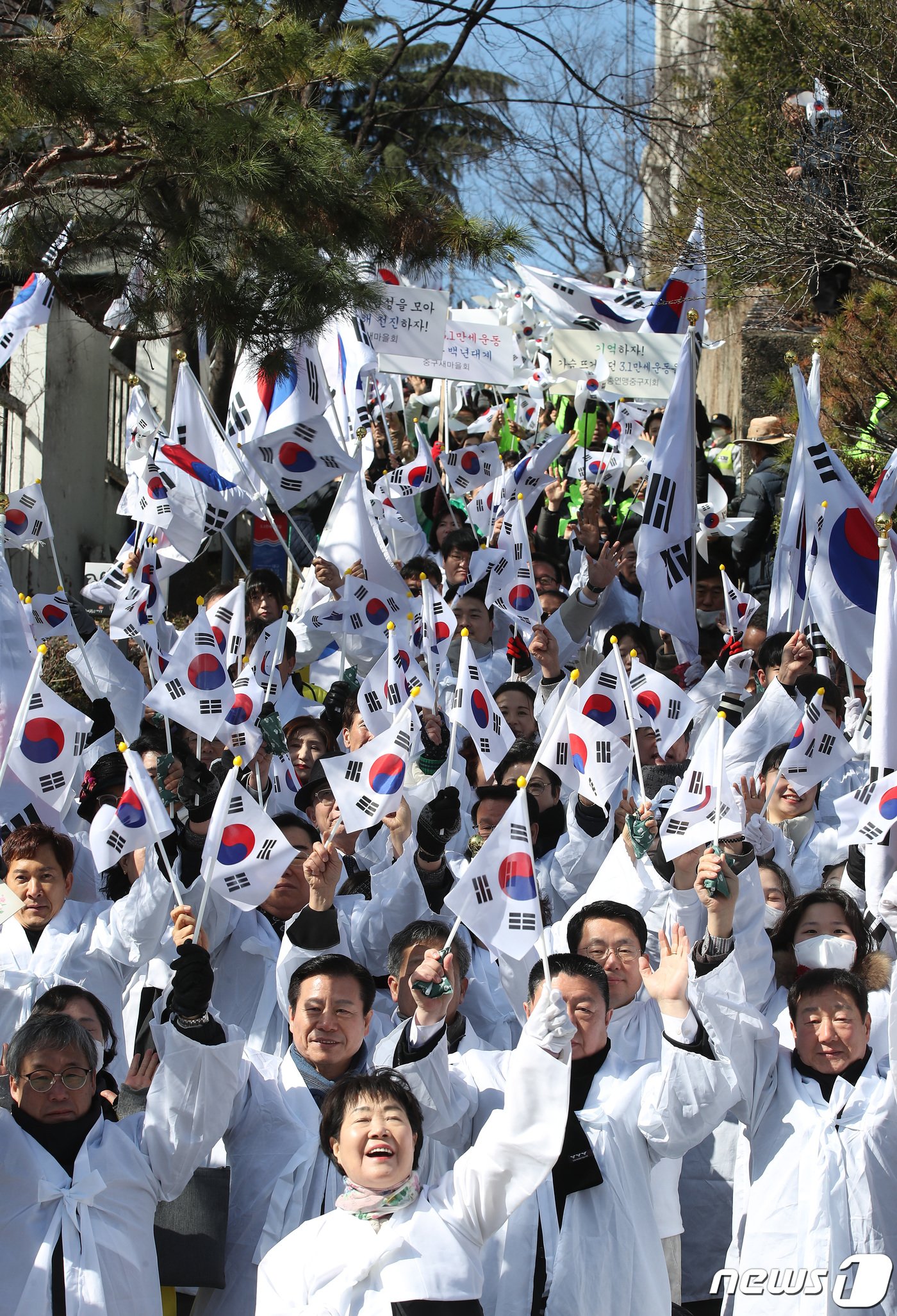 제105주년 3·1절을 맞아 1일 오전 대구 중구 청라언덕에서 열린 &#39;3·1만세운동 재현행사&#39;에 참여한 1000여 명의 시민이 3·1만세운동길을 따라 행진하며 만세삼창을 하고 있다. 2024.3.1/뉴스1 ⓒ News1 공정식 기자