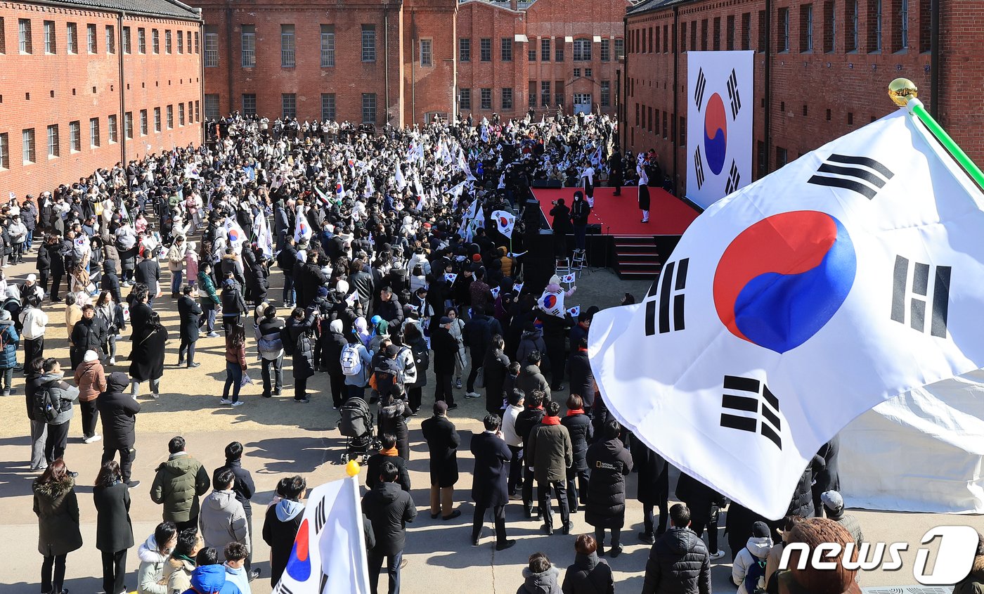 본문 이미지 - 제105주년 3·1절인 1일 오전 서울 서대문구 서대문형무소역사관에서 열린 '서대문, 1919 그날의 함성' 행사에서 시민들이 태극기를 흔들며 기념 공연을 관람하고 있다. 2024.3.1/뉴스1 ⓒ News1 김진환 기자