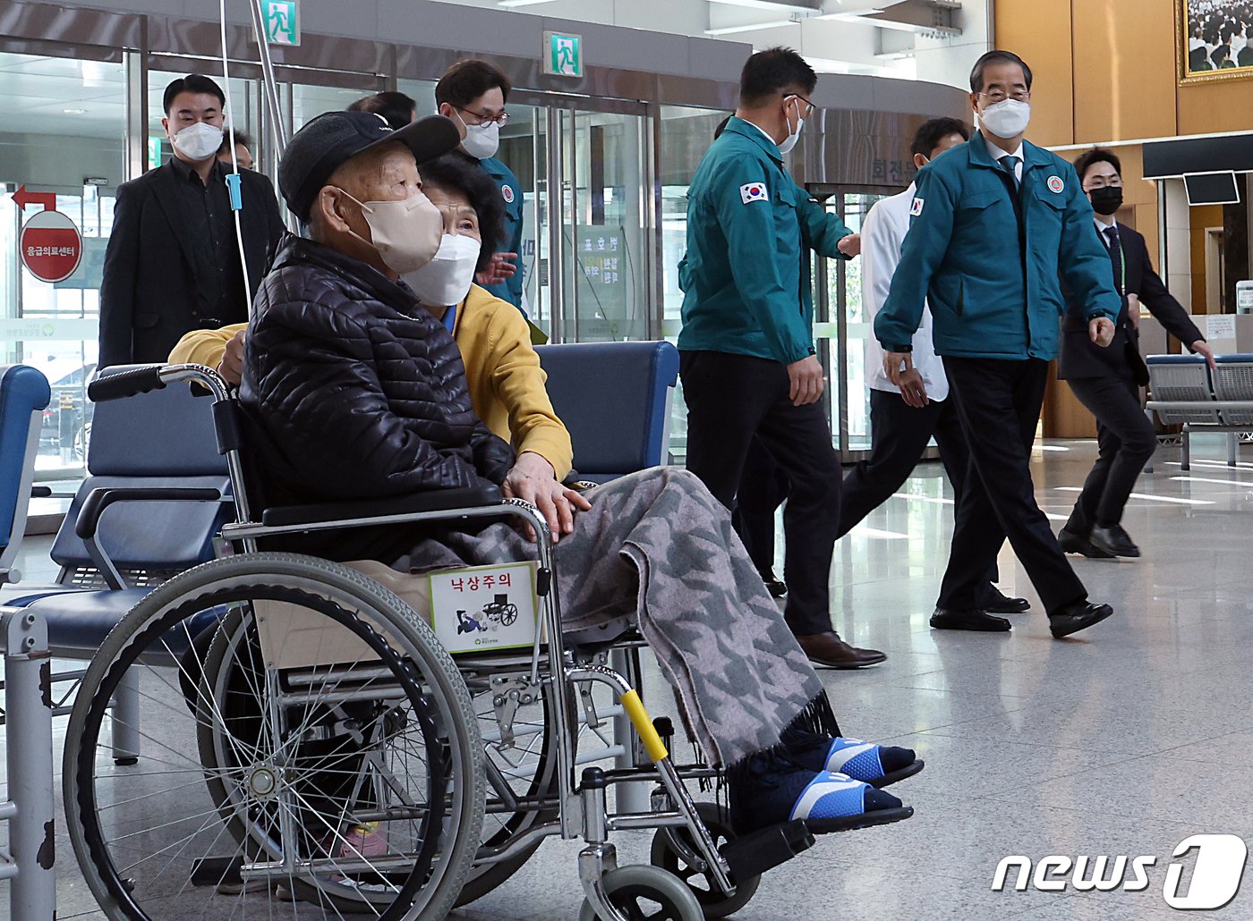 본문 이미지 - 한덕수 국무총리가 제105년 3.1절인 1일 오전 서울 강동구 중앙보훈병원으로 의사집단행동 대비 현장점검을 위해 도착해 이동하고 있다. 2024.3.1/뉴스1 ⓒ News1 박정호 기자