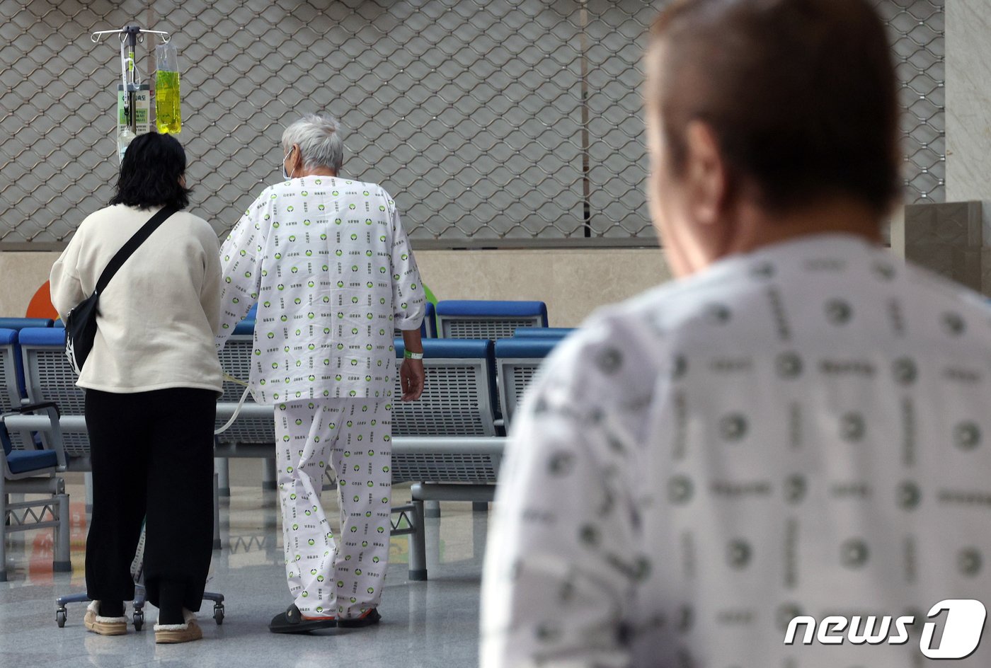 본문 이미지 - 정부가 제시한 전공의 복귀 시한이 지난 1일 서울 강동구 중앙보훈병원에서 환자와 보호자가 로비를 지나고 있다. 2024.3.1/뉴스1 ⓒ News1 박정호 기자