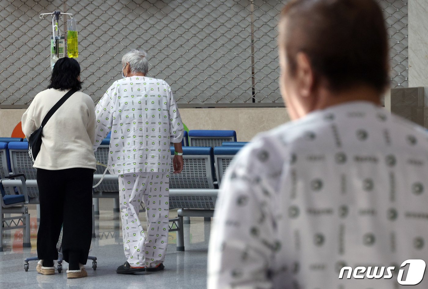 정부가 제시한 전공의 복귀 시한이 지난 1일 서울 강동구 중앙보훈병원에서 환자와 보호자가 로비를 지나고 있다. 2024.3.1/뉴스1 ⓒ News1 박정호 기자