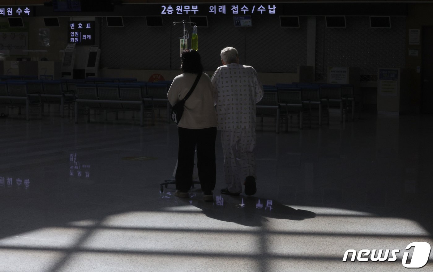 본문 이미지 - 정부가 제시한 전공의 복귀 시한이 지난 1일 서울 강동구 중앙보훈병원에서 환자와 보호자가 로비를 지나고 있다. 2024.3.1/뉴스1 ⓒ News1 박정호 기자