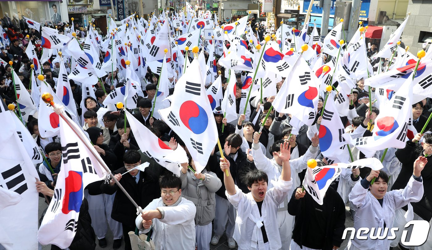 본문 이미지 - 제105주년 3·1절인 1일 부산 동래구 동래시장에서 열린 '동래 3·1독립만세운동' 재현행사에서 참가자들이 대한독립만세를 외치고 있다. 2024.3.1/뉴스1 ⓒ News1 윤일지 기자