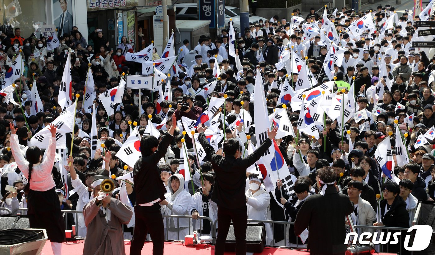 본문 이미지 - 제105주년 3·1절인 1일 부산 동래구 동래시장에서 열린 '동래 3·1독립만세운동' 재현행사에서 참가자들이 대한독립만세를 외치고 있다. 2024.3.1/뉴스1 ⓒ News1 윤일지 기자