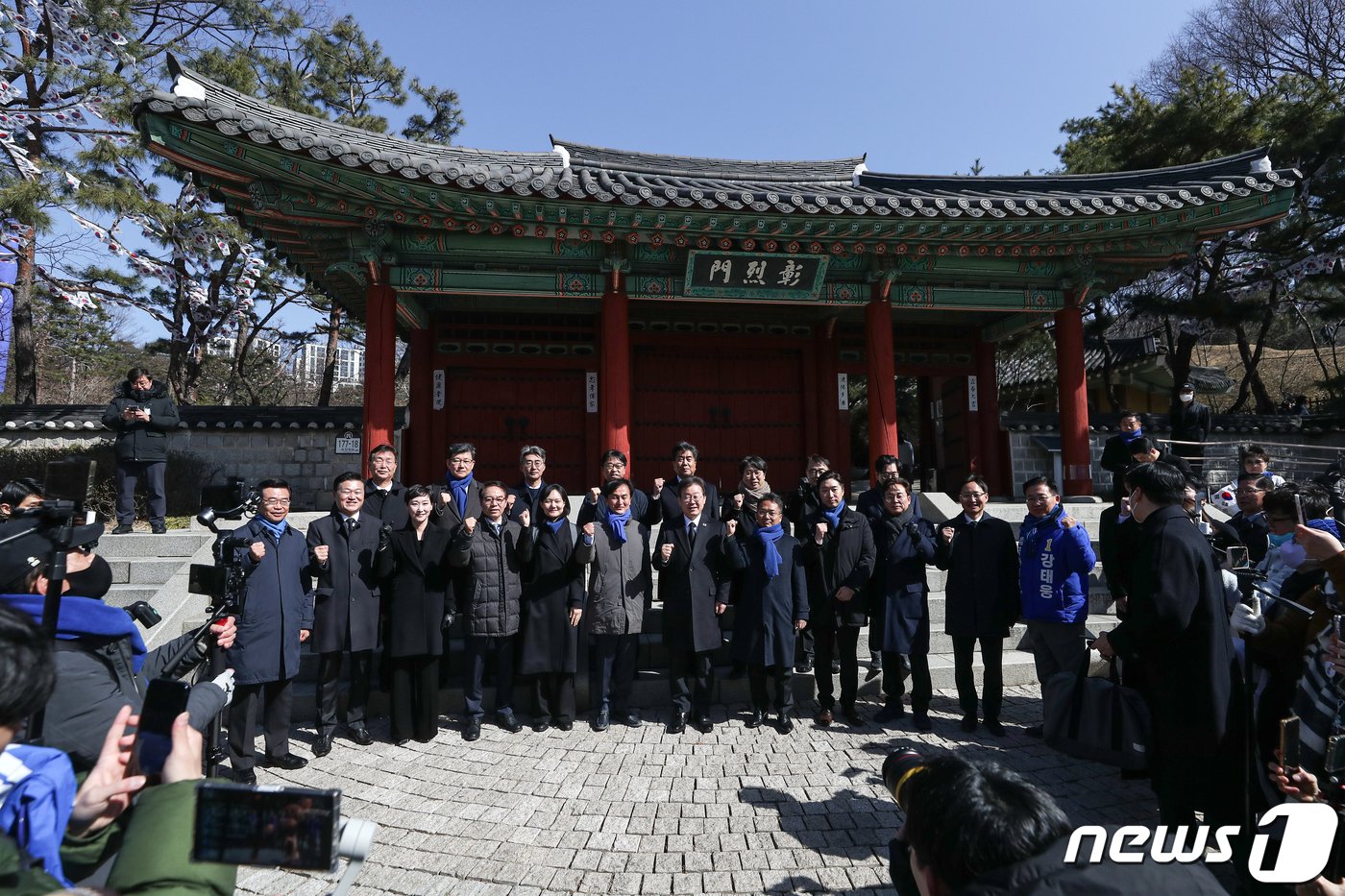 이재명 더불어민주당 대표가 3.1절인 1일 서울 용산구 효창공원 의열문 앞에서 파이팅을 외치고 있다. 2024.3.1/뉴스1 ⓒ News1 이승배 기자