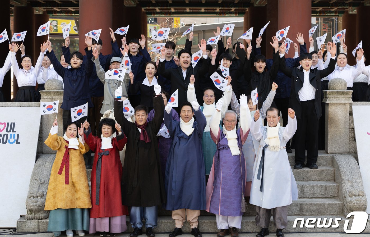 본문 이미지 - 오세훈 서울시장이 1일 서울 종로구 보신각에서 열린 제105주년 3·1절 기념 타종행사에서 고&#40;故&#41; 김병현 선생의 아들 김대하 님을 비롯한 독립유공자 후손 등 참석자들과 함께 만세삼창을 하고 있다. &#39;2024.3.1/뉴스1 ⓒ News1 이재명 기자