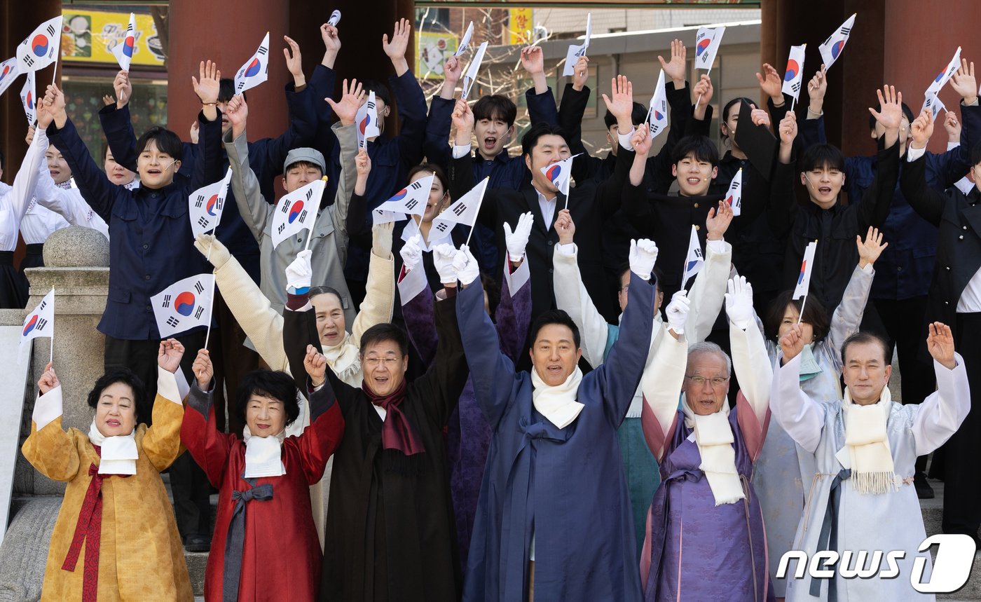 오세훈 서울시장이 1일 서울 종로구 보신각에서 열린 제105주년 3·1절 기념 타종행사에서 고&#40;故&#41; 김병현 선생의 아들 김대하 님을 비롯한 독립유공자 후손 등 참석자들과 함께 만세삼창을 하고 있다. 2024.3.1/뉴스1 ⓒ News1 이재명 기자