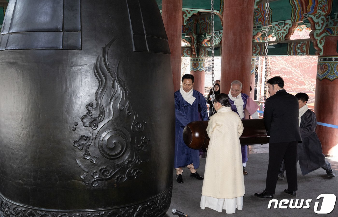 본문 이미지 - 오세훈 서울시장이 1일 서울 종로구 보신각에서 열린 제105주년 3·1절 기념 타종행사에서 고(故) 김병현 선생의 아들 김대하 님을 비롯한 독립유공자 후손 등 참석자들과 타종을 하고 있다. 2024.3.1/뉴스1 ⓒ News1 이재명 기자