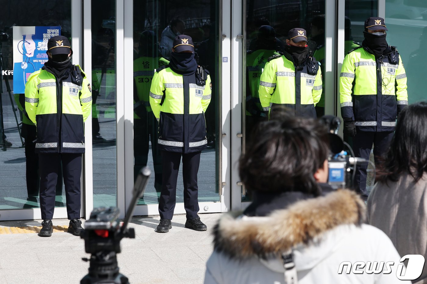 경찰이 업무방해 등 혐의로 고발된 의사단체 전현직 집행부 5명에 대해 강제 수사에 착수했다. 1일 경찰에 따르면 서울경찰청 공공범죄수사대는 이날 오전부터 김택우 대한의사협회 의대정원증원저지비상대책위원장&#40;강원도의사회장&#41; 등에 대한 압수수색 영장을 집행 중이다. 1일 오후 서울 용산구 의사협회 회관 앞에서 경찰이 출입을 통제하고 있다. 2024.3.1/뉴스1 ⓒ News1 민경석 기자