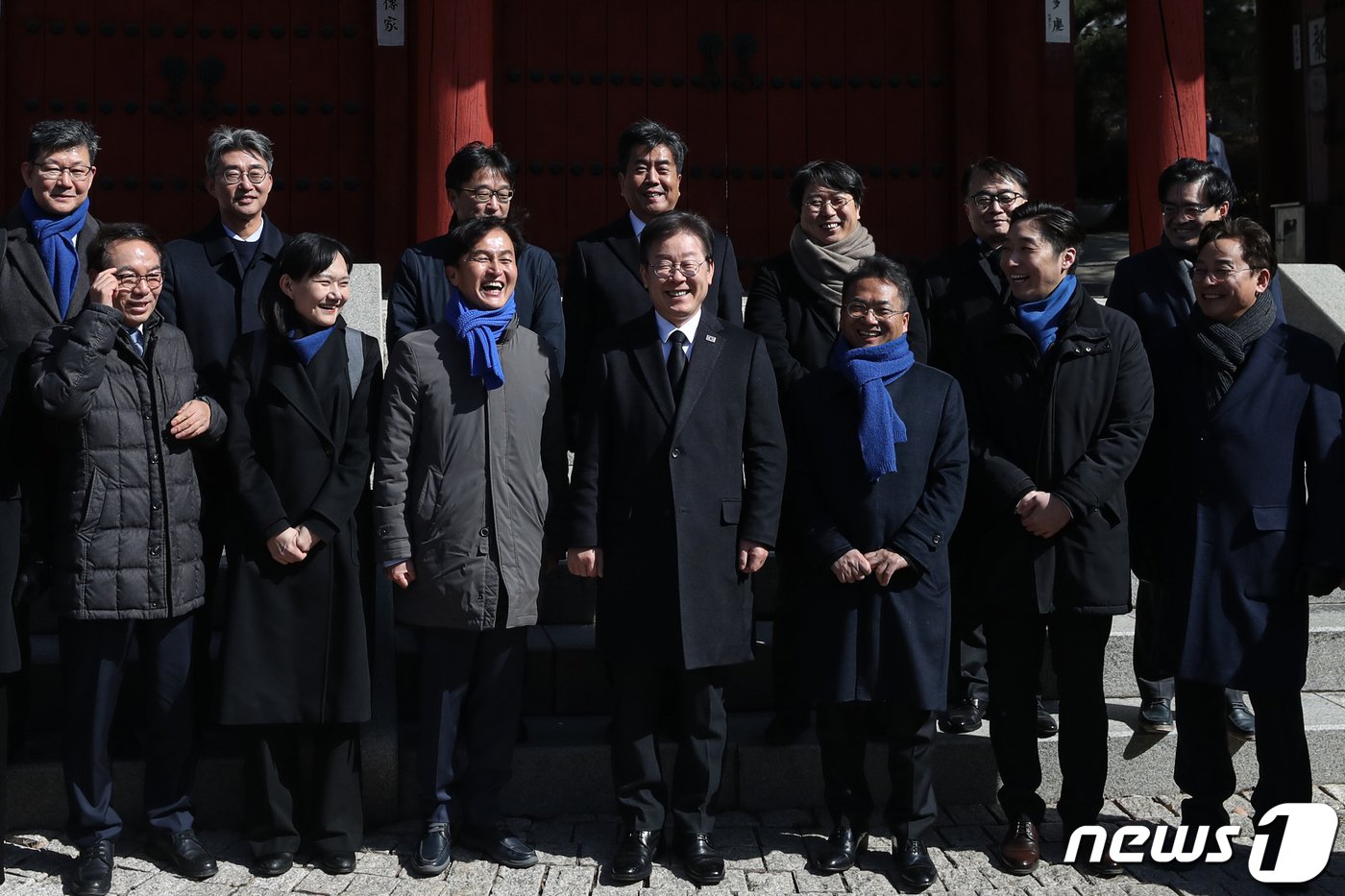 이재명 더불어민주당 대표가 3.1절인 1일 서울 용산구 효창공원 의열문 앞에서 기념촬영하고 있다. 2024.3.1/뉴스1 ⓒ News1 이승배 기자