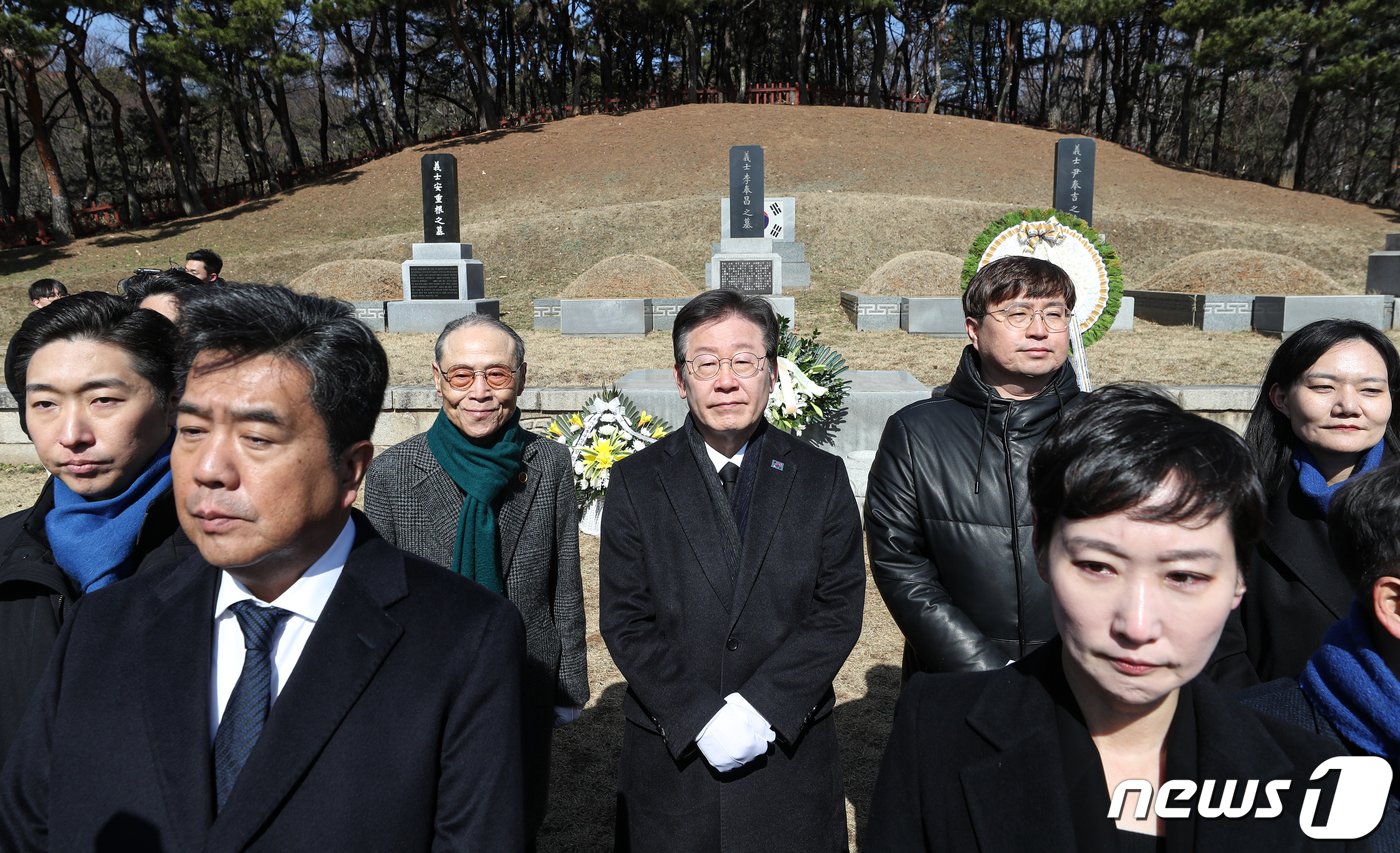 이재명 더불어민주당 대표가 3.1절인 1일 서울 용산구 효창공원 삼의사묘에서 참배를 마치고 주변을 둘러보고 있다. 2024.3.1/뉴스1 ⓒ News1 이승배 기자