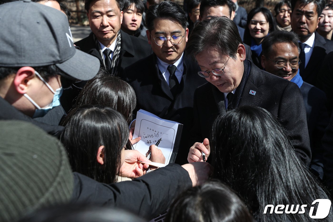 본문 이미지 - 이재명 더불어민주당 대표가 3.1절인 1일 서울 용산구 효창공원에서 어린이들에게 사인을 해주고 있다. 2024.3.1/뉴스1 ⓒ News1 이승배 기자