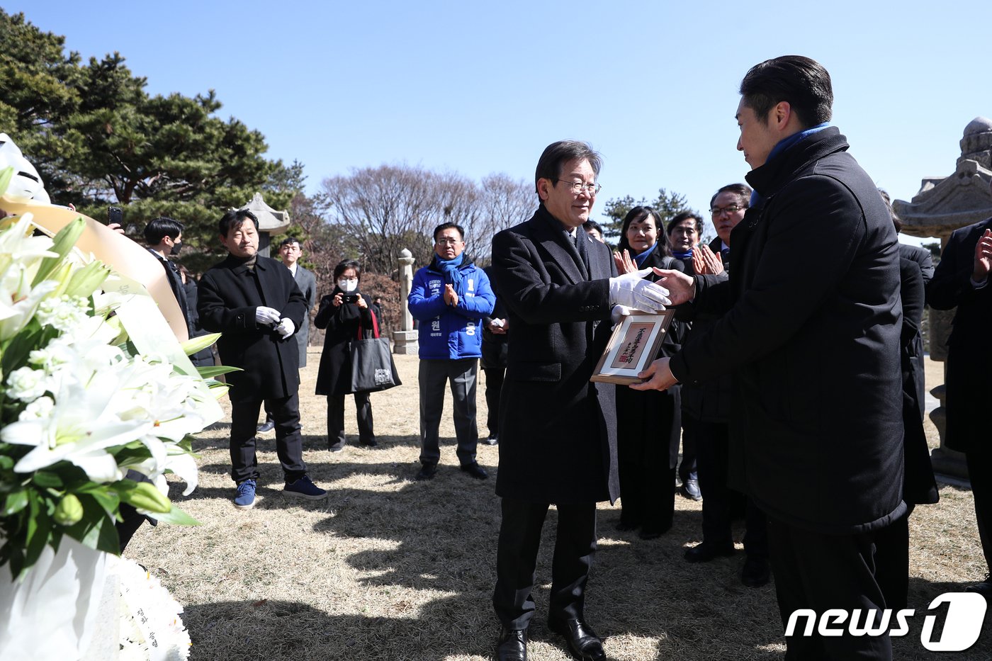 이재명 더불어민주당 대표가 3.1절인 1일 서울 용산구 효창공원 백범 김구 묘역에서 백범 김구 선생의 증손자인 김용만 대한민국 임시정부 기념사업회 이사로부터 친필 휘호를 받고 있다. 2024.3.1/뉴스1 ⓒ News1 이승배 기자