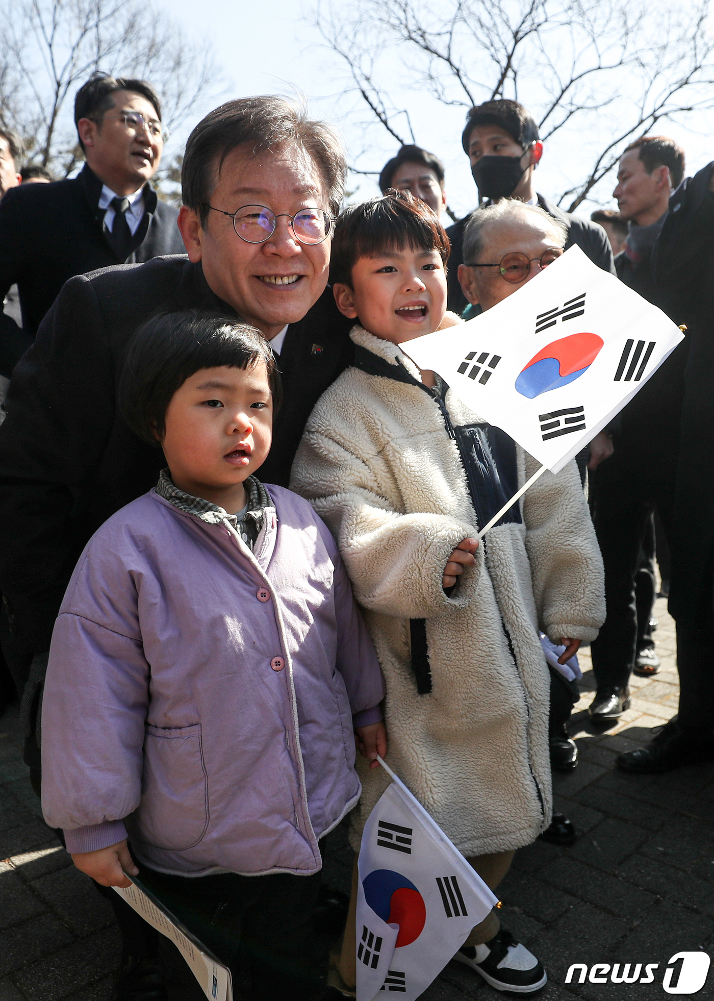 (서울=뉴스1) 이승배 기자 = 이재명 더불어민주당 대표가 3.1절인 1일 서울 용산구 효창공원에서 어린이들과 기념촬영하고 있다. 2024.3.1/뉴스1