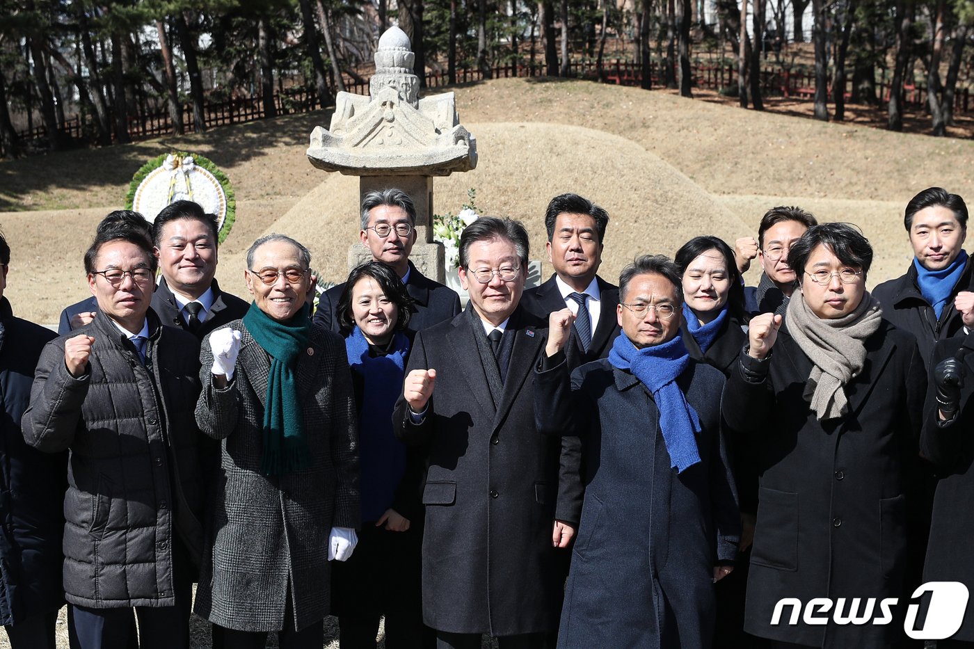 이재명 더불어민주당 대표가 3.1절인 1일 서울 용산구 효창공원 백범 김구 묘역에서 파이팅을 외치고 있다. 2024.3.1/뉴스1 ⓒ News1 이승배 기자