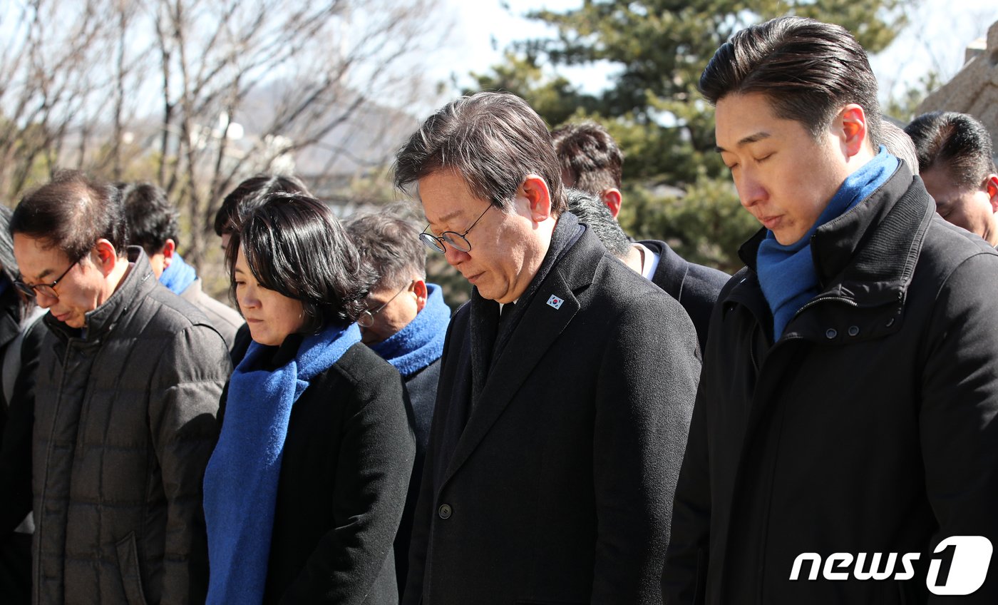본문 이미지 - 이재명 더불어민주당 대표가 3.1절인 1일 서울 용산구 효창공원 백범 김구 묘역을 찾아 참배하고 있다. 2024.3.1/뉴스1 ⓒ News1 이승배 기자