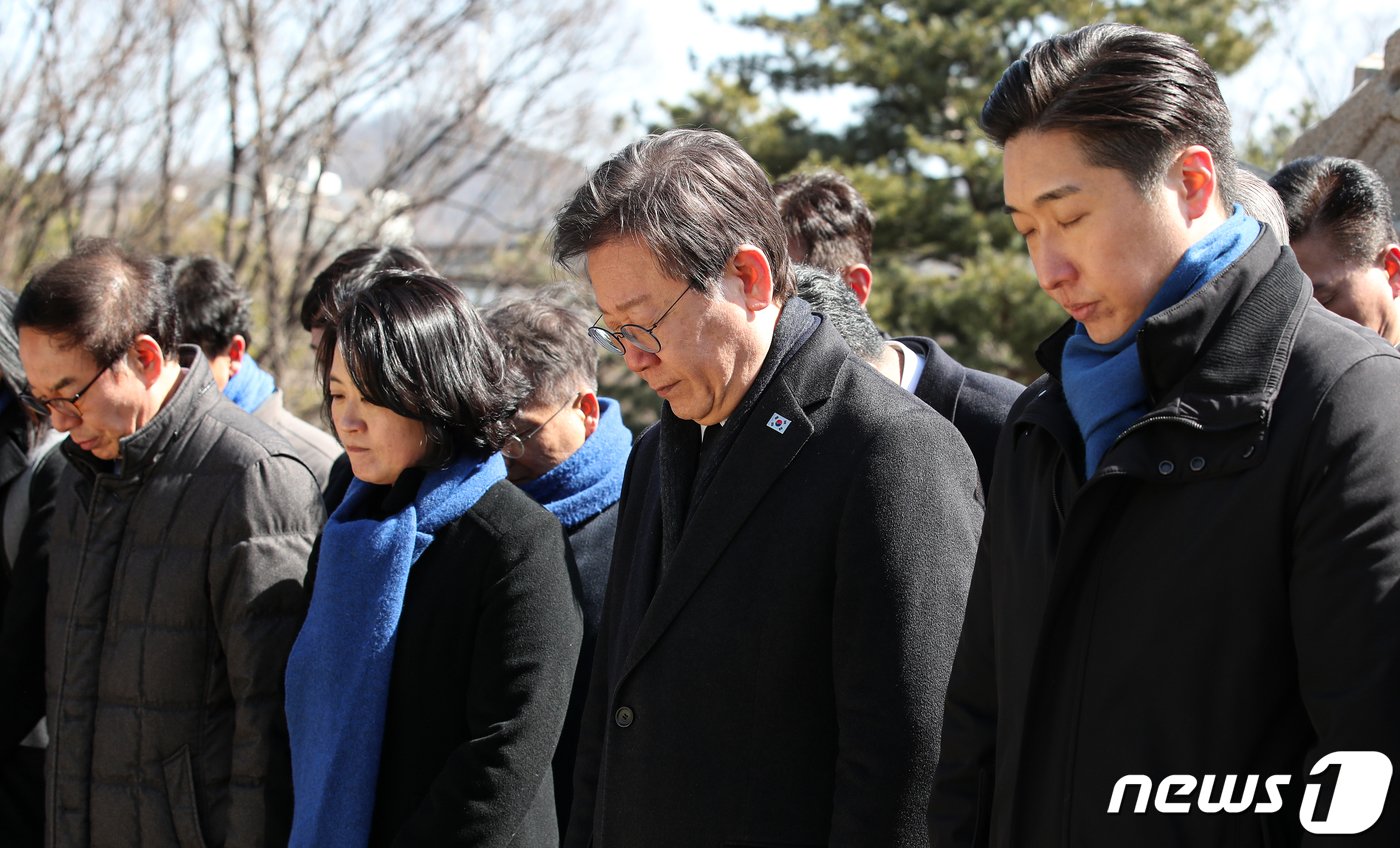 이재명 더불어민주당 대표가 3.1절인 1일 서울 용산구 효창공원 백범 김구 묘역을 찾아 참배하고 있다. 2024.3.1/뉴스1 ⓒ News1 이승배 기자