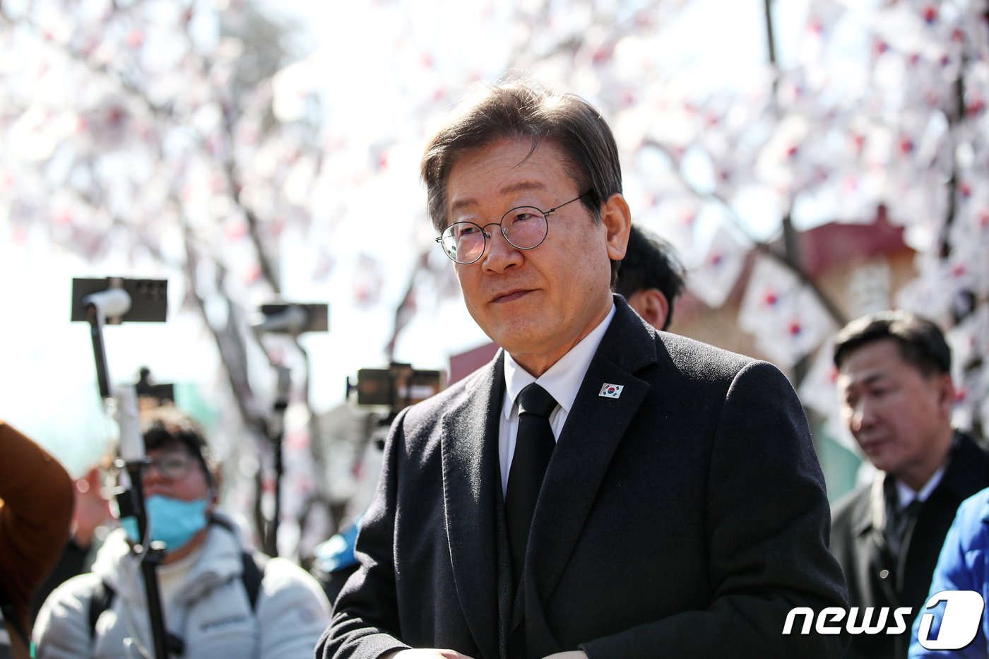 본문 이미지 - 이재명 더불어민주당 대표가 3.1절인 1일 서울 용산구 효창공원 임정 요인 묘역 참배를 위해 발걸음을 옮기고 있다. 2024.3.1/뉴스1 ⓒ News1 이승배 기자