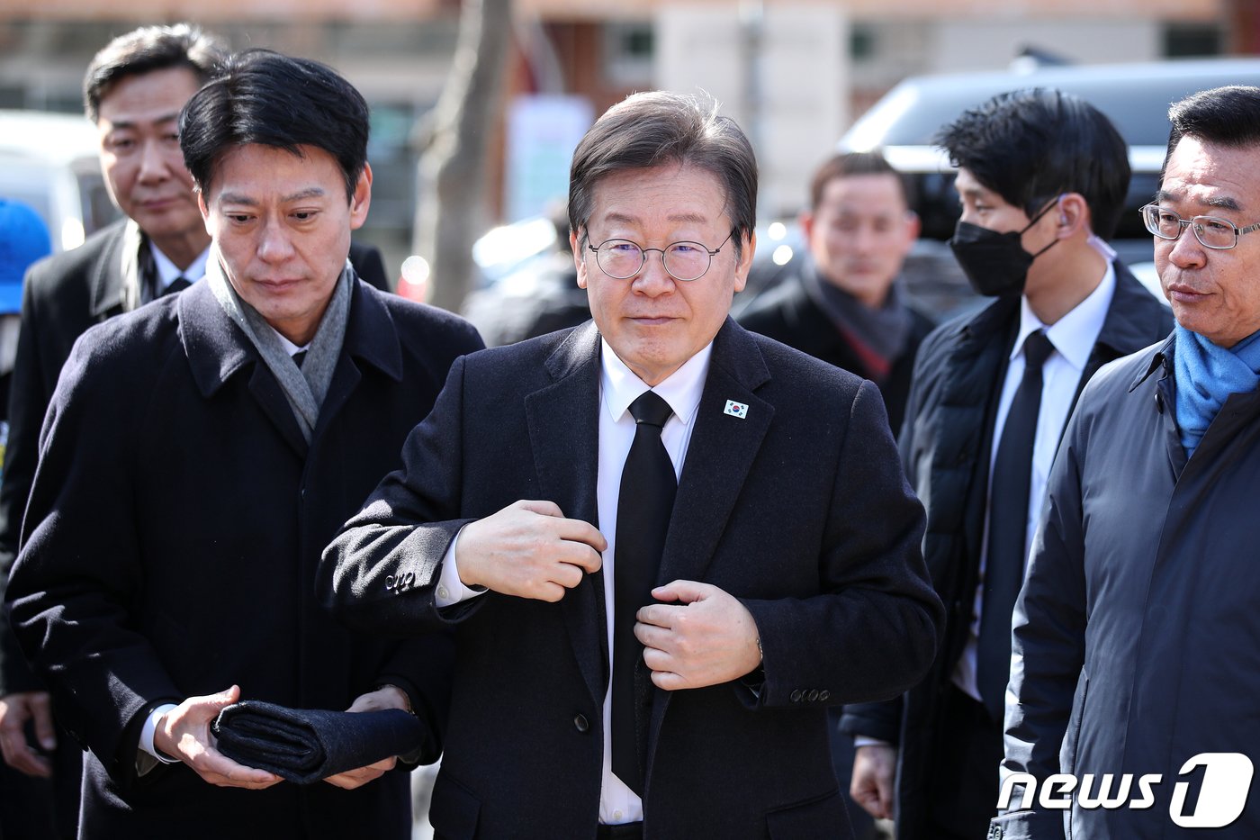 이재명 더불어민주당 대표가 3.1절인 1일 서울 용산구 효창공원 임정 요인 묘역 참배를 위해 발걸음을 옮기고 있다. 2024.3.1/뉴스1 ⓒ News1 이승배 기자