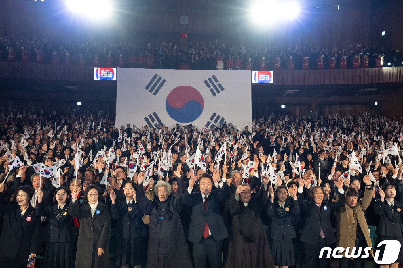 윤석열 대통령이 1일 서울 중구 유관순기념관에서 열린 제105주년 3·1절 기념식에서 내빈 및 참석자들과 만세삼창을 하고 있다. &#40;대통령실 제공&#41; 2024.3.1/뉴스1 ⓒ News1 오대일 기자