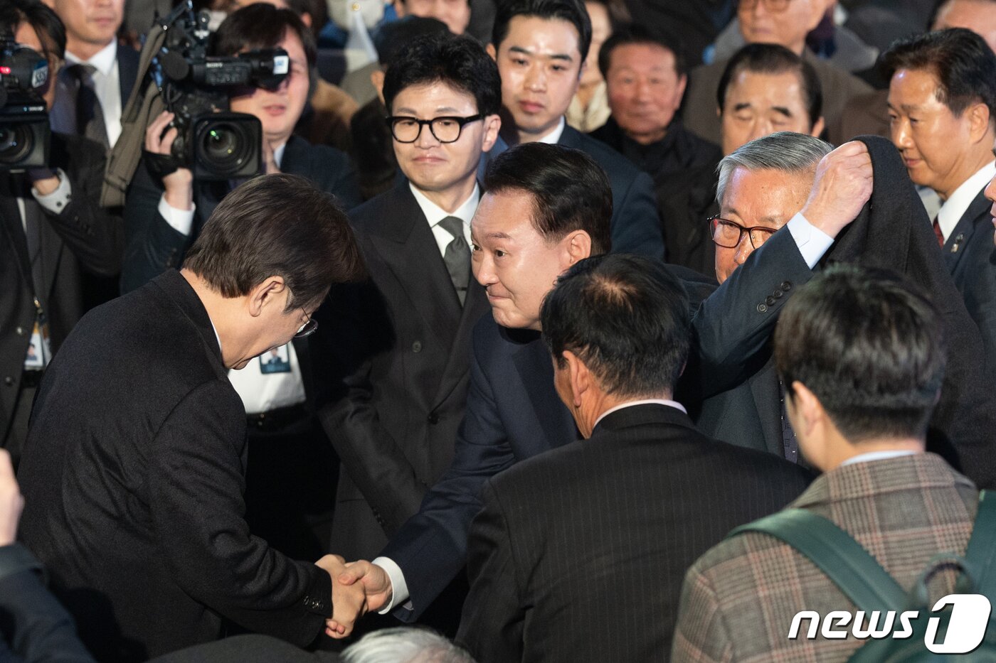 본문 이미지 - 윤석열 대통령이 1일 서울 중구 유관순기념관에서 열린 제105주년 3·1절 기념식을 마친 후 퇴장하며 이재명 더불어민주당 대표와 악수를 나누고 있다. (대통령실 제공) 2024.3.1/뉴스1 ⓒ News1 오대일 기자