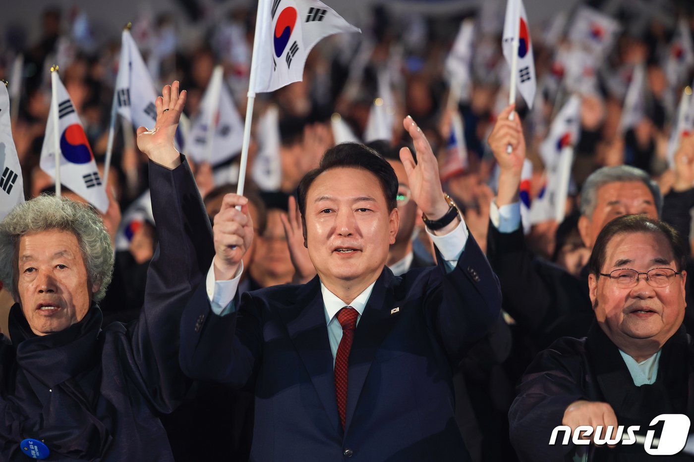 윤석열 대통령이 1일 서울 중구 유관순기념관에서 열린 제105주년 3·1절 기념식에서 만세삼창을 하고 있다. &#40;대통령실 제공&#41; 2024.3.1/뉴스1 ⓒ News1 오대일 기자