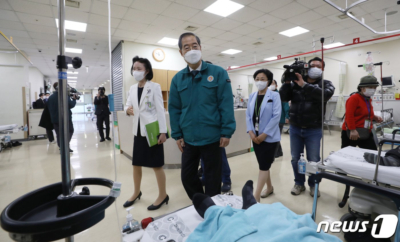 본문 이미지 - 한덕수 국무총리가 1일 오전 서울 송파구 중앙보훈병원을 응급실을 방문해 현장점검을 하고 있다. (공동취재) 2024.3.1/뉴스1 ⓒ News1 박정호 기자