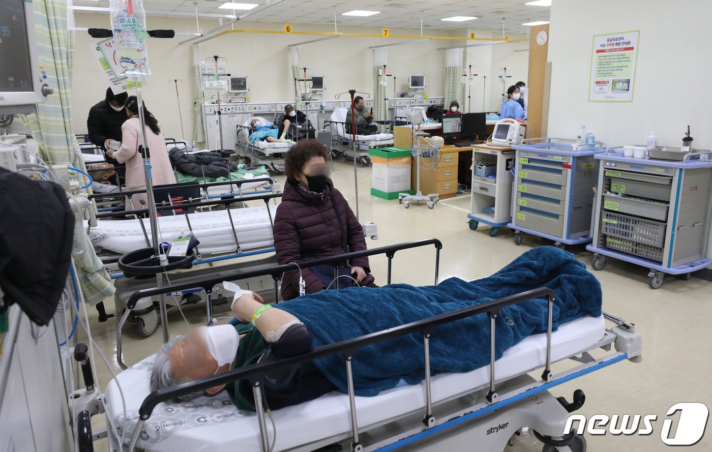 본문 이미지 - 1일 오전 서울 송파구 중앙보훈병원 응급실에서 환자들이 치료를 받고 있다. (공동취재) 2024.3.1/뉴스1 ⓒ News1 박정호 기자
