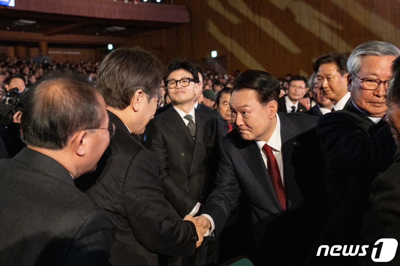 윤석열 대통령이 1일 서울 중구 유관순기념관에서 열린 제105주년 3·1절 기념식을 마친 후 퇴장하며 이재명 더불어민주당 대표와 악수를 나누고 있다. &#40;대통령실 제공&#41; 2024.3.1/뉴스1 ⓒ News1 오대일 기자