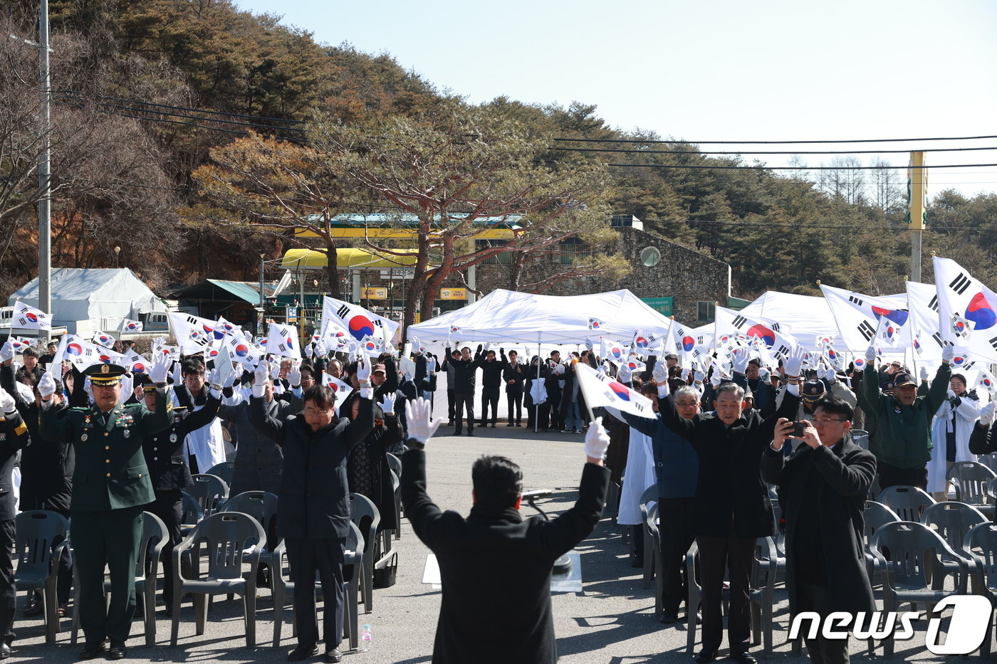 본문 이미지 - 강원 영월 주천면 금마리 독립 만세 공원에서 열린 3.1절 기념 행사서 만세삼창하는 참석자들.(영월군 제공)
