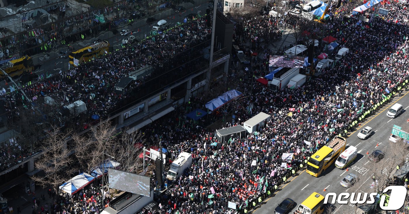 1일 오후 서울 중구 세종대로와 광화문역 일대에서 자유통일당 등 보수단체 3.1절 집회가 열리고 있다. 2024.3.1/뉴스1 ⓒ News1 김명섭 기자