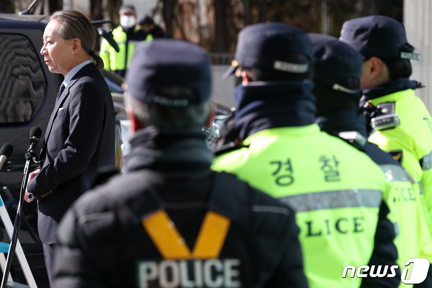 본문 이미지 - 주수호 의대정원 증원 저지를 위한 대한의사협회 비상대책위원회 언론홍보위원장이 1일 오후 서울 용산구 대한의사협회 회관 앞에서 압수수색 관련 브리핑을 하고 있다. 경찰이 업무방해 등 혐의로 고발된 의사단체 전현직 집행부 5명에 대해 강제 수사에 착수했다. 1일 경찰에 따르면 서울경찰청 공공범죄수사대는 이날 오전부터 김택우 대한의사협회 의대정원증원저지비상대책위원장(강원도의사회장) 등에 대한 압수수색 영장을 집행 중이다. 2024.3.1/뉴스1 ⓒ News1 민경석 기자