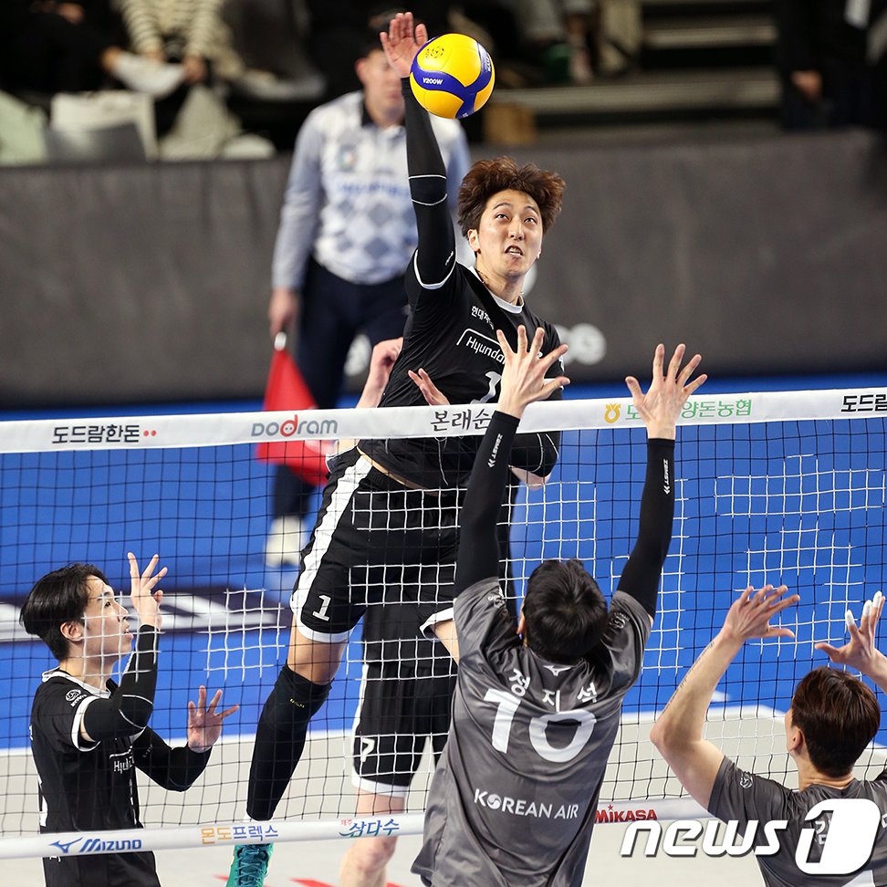 본문 이미지 - 1일 천안 유관순체육관에서 열린 프로배구 '도드람 2023-2024 V-리그' 현대캐피탈과 대한항공의 경기에서 현대캐피탈 차영석이 속공을 시도하고 있다. (현대캐피탈 배구단 제공) 2024.3.1/뉴스1