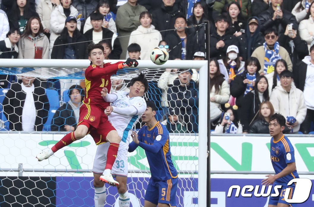 1일 오후 울산 문수축구경기장에서 열린 프로축구 &#39;하나원큐 K리그1 2024&#39; 울산 HD와 포항 스틸러스의 경기에서 울산 조현우가 선방을 하고 있다. 2024.3.1/뉴스1 ⓒ News1 조민주 기자