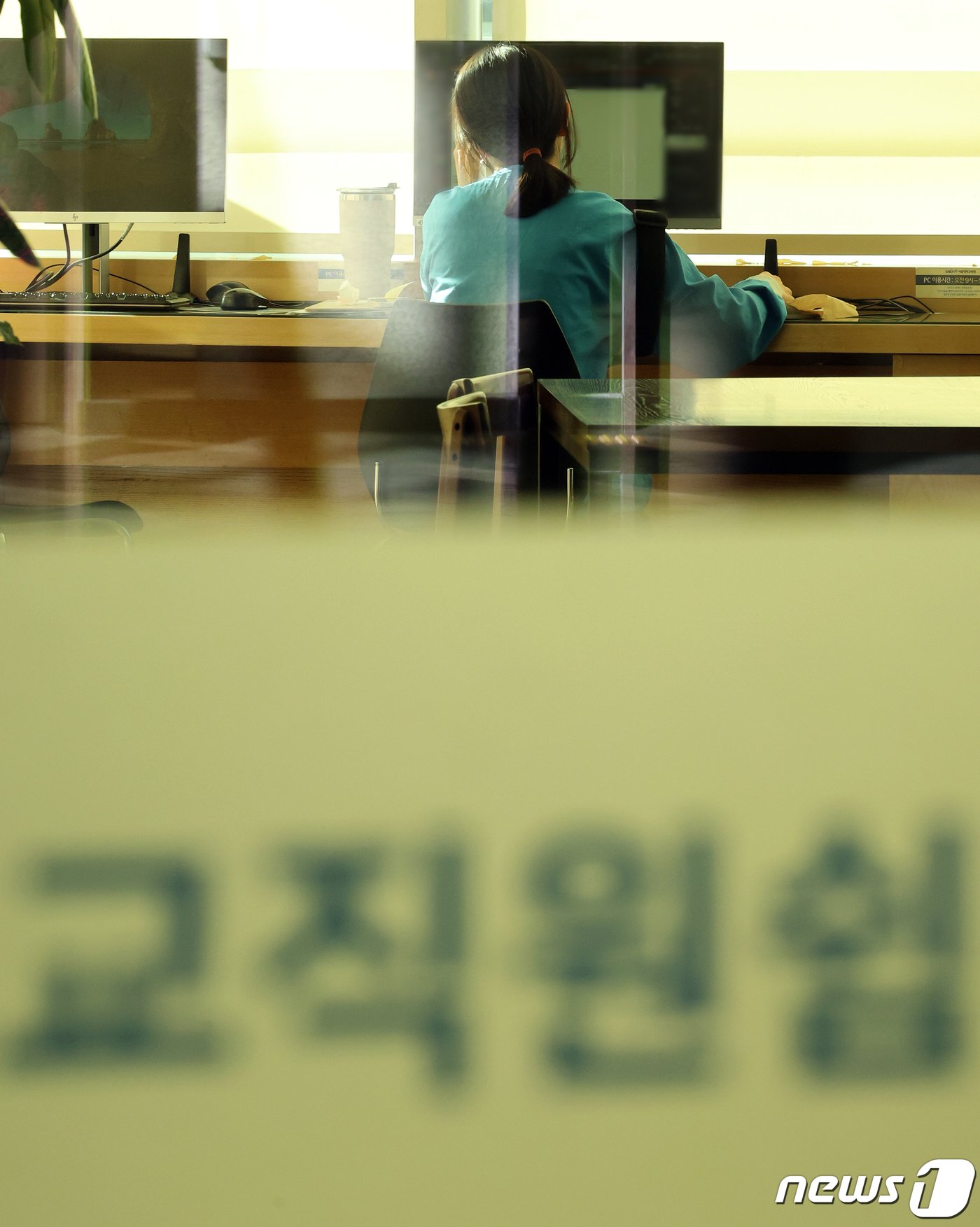 본문 이미지 - 경찰이 업무방해 등 혐의로 고발된 의사단체 전현직 집행부 5명에 대해 강제 수사에 착수를 시작한 1일 오후 서울 시내 한 대학병원에서 의료진이 교직원 쉼터에서 휴식을 취하고 있다. 서울경찰청 공공범죄수사대는 이날 오전부터 김택우 대한의사협회 의대정원증원저지비상대책위원장(강원도의사회장) 등에 대한 압수수색 영장을 집행 중이라고 밝혔다. 2024.3.1/뉴스1 ⓒ News1 김진환 기자