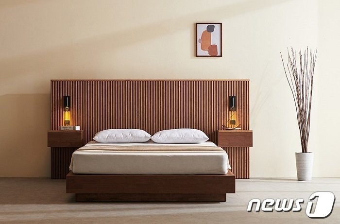 본문 이미지 - 에넥스의 EB 알레 LED 호텔형 템바보드 원목침대.(에넥스 제공)
