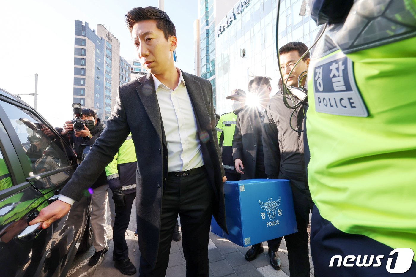 본문 이미지 - 1일 오후 서울 용산구 대한의사협회 회관에서 압수수색을 마친 경찰이 압수품을 차량으로 옮기고 있다. 서울경찰청 공공범죄수사대는 이날 오전부터 김택우 대한의사협회 의대정원증원저지비상대책위원장(강원도의사회장) 등에 대한 압수수색을 실시했다. 2024.3.1/뉴스1 ⓒ News1 민경석 기자