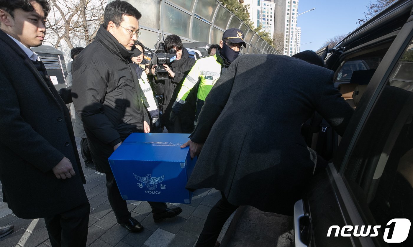 본문 이미지 - 업무방해 등 혐의로 고발된 의사단체 전현직 집행부 5명에 대해 강제 수사에 착수한 경찰이 1일 오후 서울 용산구 의사협회 회관에서 압수수색을 마치고 물품을 들고 나서고 있다. 2024.3.1/뉴스1 ⓒ News1 이승배 기자