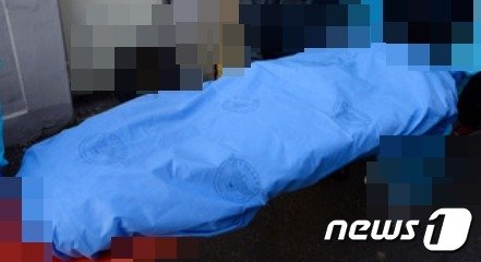 본문 이미지 -  경찰이 부검을 위해 시신을 옮기는 모습. (사진은 기사 내용과 무관함) / 뉴스1 ⓒ News1