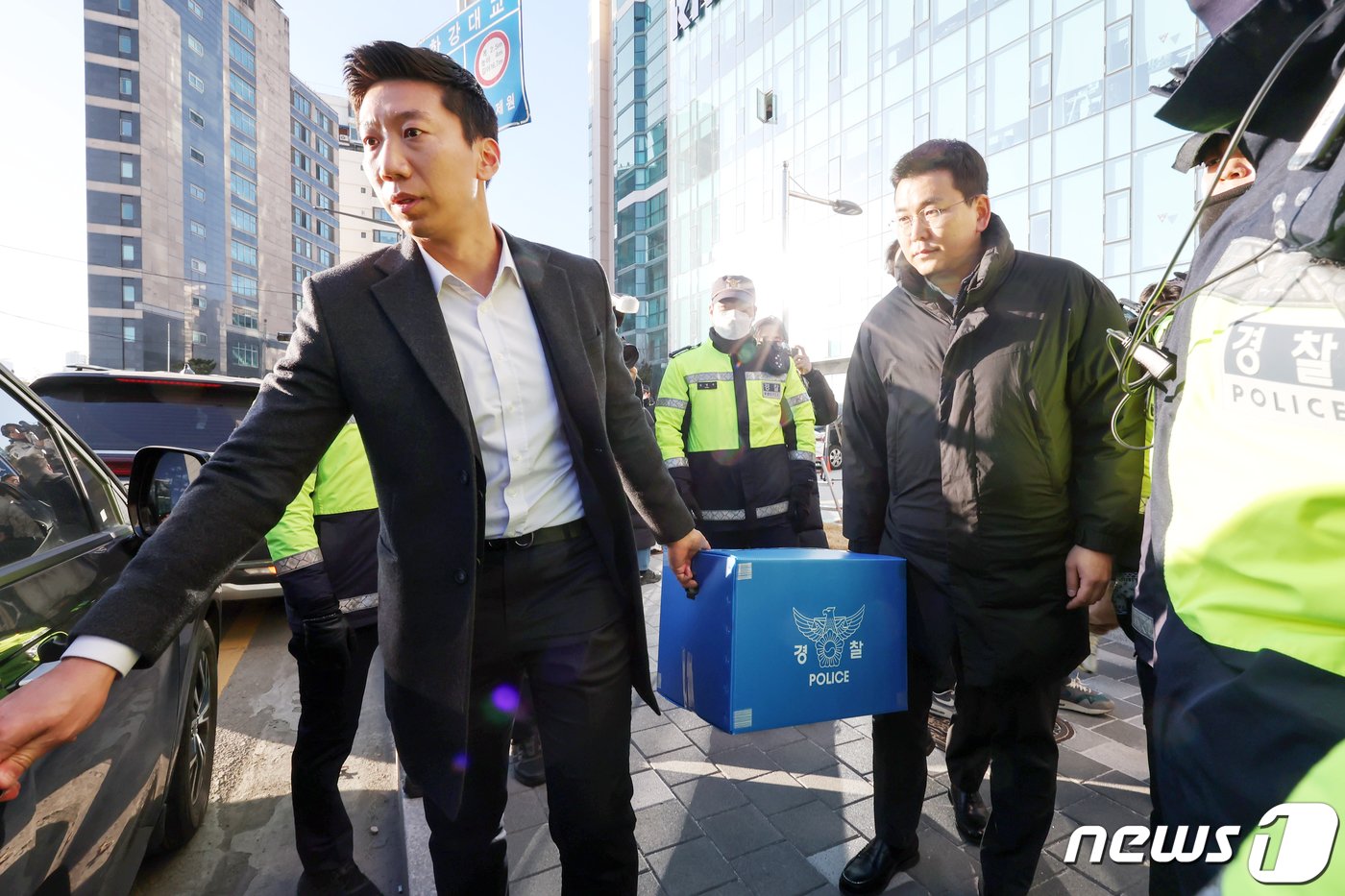 본문 이미지 - 1일 오후 서울 용산구 대한의사협회 회관에서 압수수색을 마친 경찰이 압수품을 차량으로 옮기고 있다. 서울경찰청 공공범죄수사대는 이날 오전부터 김택우 대한의사협회 의대정원증원저지비상대책위원장(강원도의사회장) 등에 대한 압수수색을 실시했다. 2024.3.1/뉴스1 ⓒ News1 민경석 기자