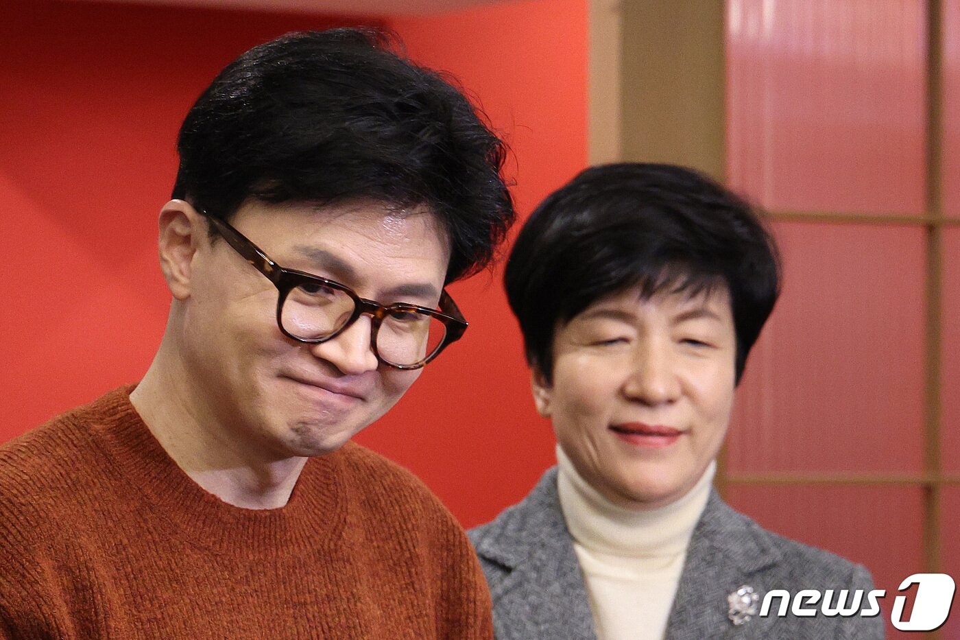 본문 이미지 - 한동훈 국민의힘 비상대책위원장(왼쪽)과 더불어민주당을 탈당한 김영주 국회 부의장이 29일 오전 서울 종로구의 한식당에서 회동을 마친 후 취재진의 질의에 답변하고 있다. 2024.3.1/뉴스1 ⓒ News1 신웅수 기자
