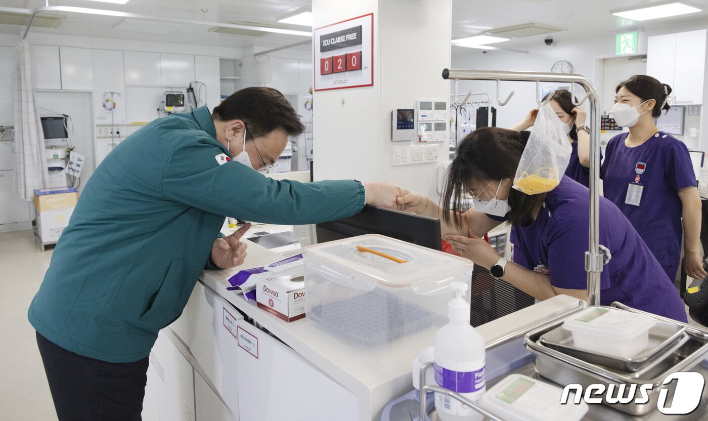 본문 이미지 - 조규홍 보건복지부 장관이 1일 서울 관악구 에이치플러스 양지병원을 방문해 의료진을 격려하고 있다. (보건복지부 제공) 2024.3.1/뉴스1 ⓒ News1 신웅수 기자