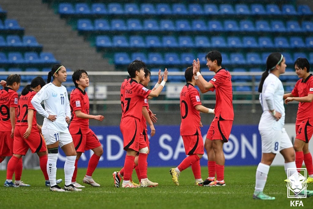 한국 20세 이하&#40;U20&#41; 여자축구대표팀 홍채빈이 9일&#40;한국시간&#41; 우즈베키스탄 타슈켄트의 자르 스타디움에서 열린 아시아축구연맹&#40;AFC&#41; U20 아시안컵 A조 조별리그 3차전 우즈베키스탄과의 경기에서 득점 후 동료들과 기쁨을 나누고 있다.  &#40;대한축구협회 제공&#41; 2024.3.10/뉴스1