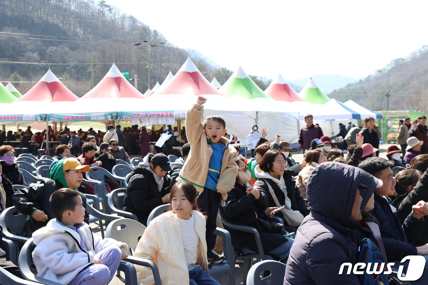 10일 전북자치도 진안군 운이암반일암 삼거광장에서 진안고원 운장산 고로쇠 축제가 열리고 있는 가운데 한 어린이가 손을 번쩍 들고 있다..&#40;진안군 제공&#41;2024.3.10/뉴스1