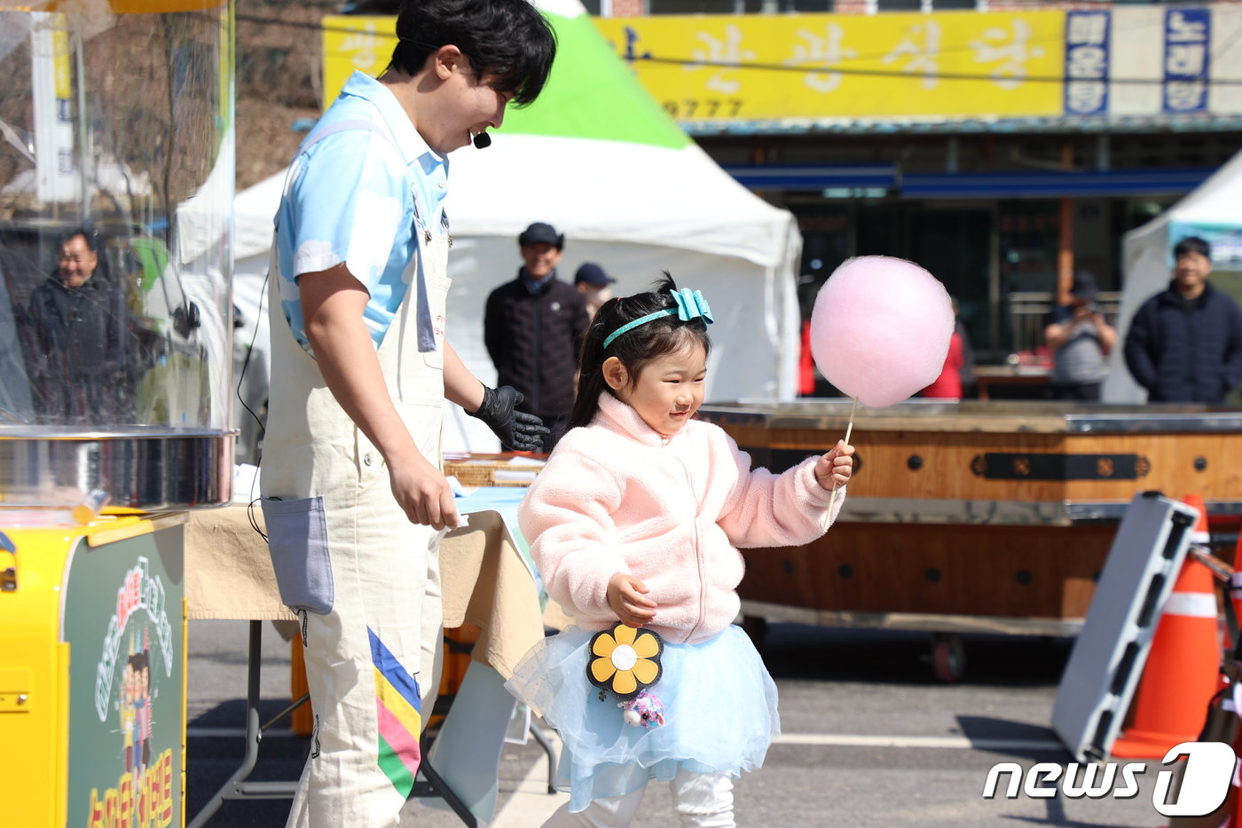 전북자치도 진안군 운이암반일암 삼거광장에서 열린 진안고원 운장산 고로쇠 축제를 찾은 어린이가 축제를 즐기고 있다. &#40;진안군 제공&#41;2024.3.10/뉴스1 ⓒ News1 