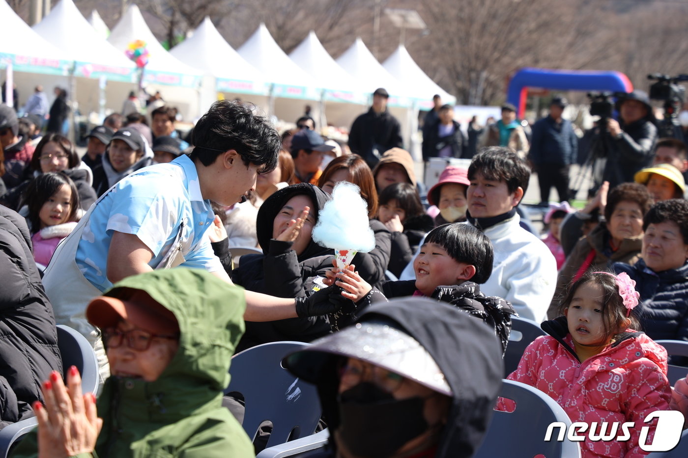 10일 전북자치도 진안군 운이암반일암 삼거광장에서 진안고원 운장산 고로쇠 축제가 열리고 있는 가운데 관광객들이 마술을 즐기고 있다.&#40;진안군 제공&#41;2024.3.10/뉴스1