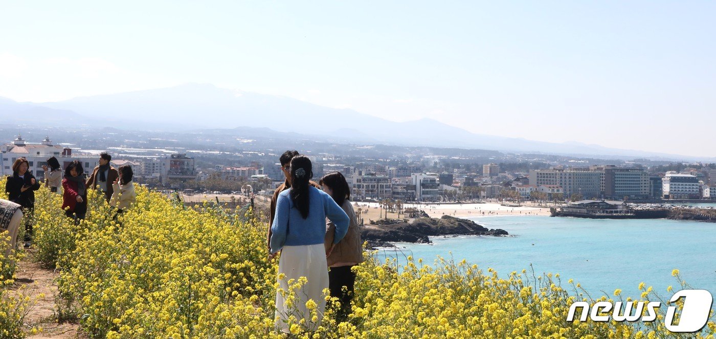 10일 오후 제주도민과 관광객 등이 제주시 조천읍 서우봉에 핀 유채꽃과 함덕 해수욕장을 배경으로 사진촬영을 하고 있다.2024.3.10./뉴스1 ⓒ News1 강승남 기자